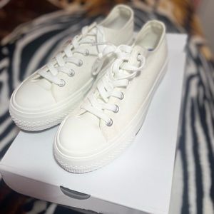 White casual shoes. Got them from Tjmaxx and never wore them. Still has the tags